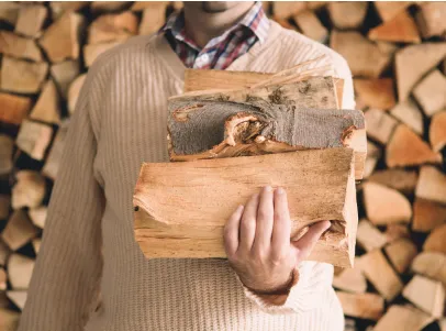 empilage de bois de chauffage à Courpalay près de Coulommiers en Seine-et-Marne 77